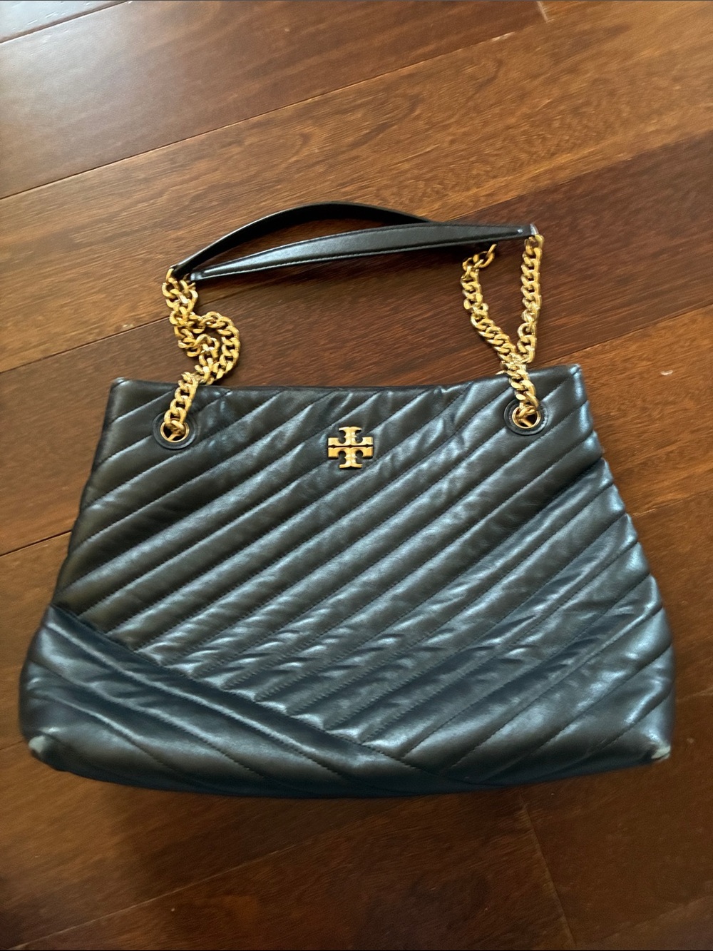 Tory Burch Black Quilted Leather Shoulder Bag with Gold Chain in good condition